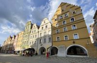 Häuser mit typischen Laubengängen am Markt