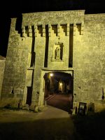 Flavigny-sur Ozeraine - Stadttor beim abendlichen Abschied