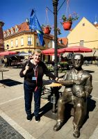 Marija an der Statue von Andrija Mohorovicic, einem berühmten kroatischen Wissenschaftler