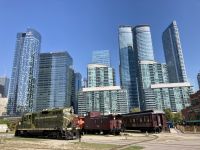 1. Reisetag – Ankunft in Toronto – Historische Lokomotiven vor Skyline