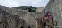 212 Dubrovnik, Alte und neue Stadtmauer am Pile Tor, oben der Berg Srd