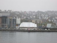 Einfahrt Tromsø: Polaria mit Aquarium und Glashaus mit Robbenfängerschiff 