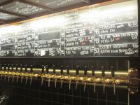 Zapfhähne und Biersorten in der Mack Bierbrauerei