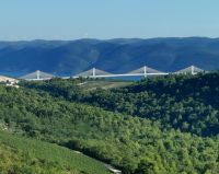 Die neue Brücke erspart uns den Weg durch Bosnien