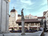 Marktplatz von Trogir mit dem charakteristischen Uhrturm