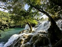 Glasklares Wasser plätschert im Nationalpark Krka