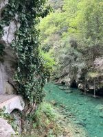 vor der Käserei ein glasklarer Gebirgsbach