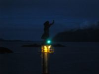 Svolvær/Lofoten: die Fischerfrau an der Hafeneinfahrt