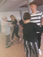 Tanzlehrerin zeigt Fußstellung an