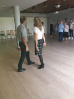 Tanzlehrer erklärt Schrittfolge