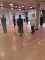 Tanzlehrerin zeigt Fußstellung 