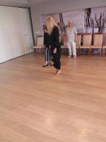 Tanzlehrerin übt mit uns