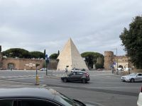 Rom: Stadtmauer mit Pyramide 