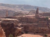 Ausführliche Rundreise im Königreich Jordanien - Die zwei Obelisken am Opferplatz von Petra