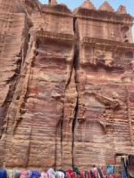 Ausführliche Rundreise im Königreich Jordanien - Farbige Grabfassade in Petra