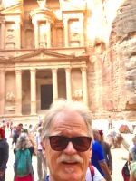 Ausführliche Rundreise im Königreich Jordanien - Der Reiseleiter vor dem Schatzhaus in Petra