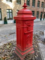Alter Briefkasten in rot
