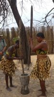 Namibia - Besuch im Culture Village - Hirse stampfen