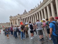 Rom: Anstehen im Vatikan