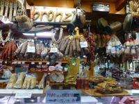 Hier hängt der Himmel voller Salami.