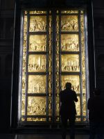 Im Dommuseum ist die Paradiespforte von Ghiberti zu sehen. In diesem hohen Raum - einer früheren Werkstatt - schuf Michelangelo seinen David. 