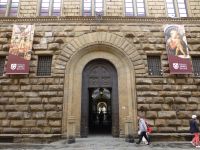 … und die Straßenfront.