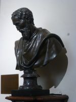 Die Büste stellt Michelangelo dar.
