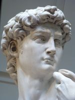 Der Blick ist entschlossen und schaut über uns hinweg. 