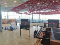 am Berliner Flughafen, Blick zum Informationsstand, Ebene 1