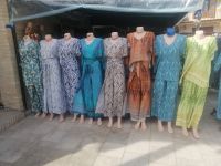 farbenprächtige Kleider der einheimischen Händler auf den Basaren in Buchara