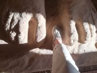 So groß sind die Fußzehen der Statuen