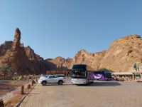 unser Hotel in Al Ula mit unserem Bus