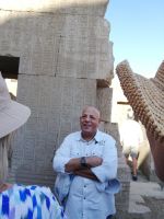 Essam erklärt  - die Gäste hören aufmerksam zu