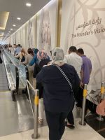 Zugang gut bedeckt zur Sheik Zayed Grand Moschee