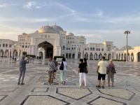 Eberhardt Travel Reisegruppe vor dem Qasr Al Watan, dem derzeitigen Präsidentenpalast von Abu Dhabi 