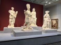 Ausstellungstücke im Louvre Abu Dhabi