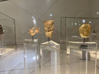 Ausstellungstücke im Louvre Abu Dhabi