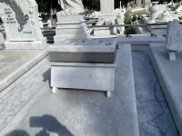 Grab einer Dominospielerin