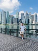 Reisebegleiter Leon am Singapore River