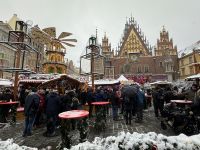 Waffeln, Wurst, Glühwein und viele Leckerbissen, vor dem historischen Rathaus