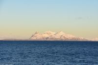 Wunderbare winterliche Arktis an der magischen Helgelands-Küste in der Provinz Nordland