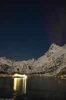 Polarlicht und Vollmond im magischen Trollfjord (Lofoten)