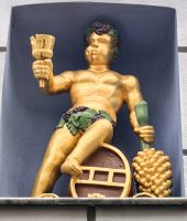 Kleine Weinfigur in der Altstadt Wismars