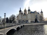 Um zum Schloß zu kommen, muß man auf die sogenannte Schwaneninsel