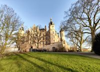 Blick auf das Schweriner Schloß vom Garten aus 