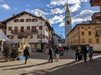 Am Corso in Cortina mit Philippus und Jakobus Kirche.
