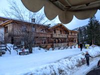 Vorbei an einer Hütte im tief verschneiten Wald...