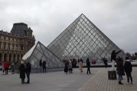 Tag 2, 29.12.2023  Museumsbesuch im Louvre, Eingang durch die Pyramide