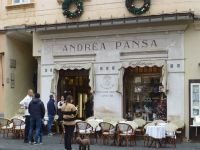 … umgeben von hübschen Cafés.