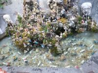 Die Krippenbegeisterung macht selbst vor Brunnen nicht halt. Die Hl. Familie unter Wasser bekommt auch von den Fischen Besuch.